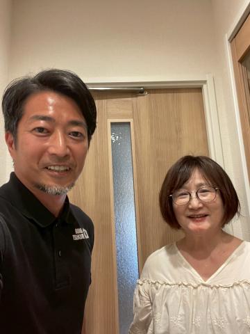 品川区大崎のマンションで廊下に姿見の工事をご依頼いただいたお客様との写真