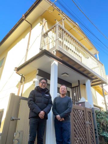 品川区小山で外装改修工事をご依頼いただいたお客さまとの写真