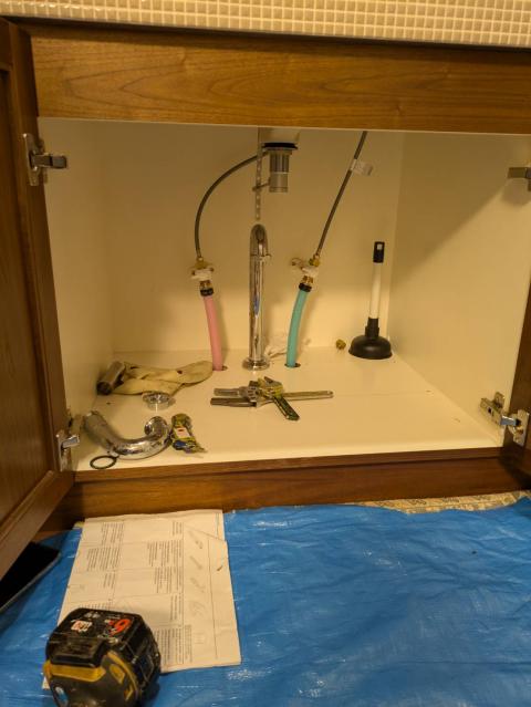 品川区小山洗面所のポップアップ水栓の交換で養生している写真