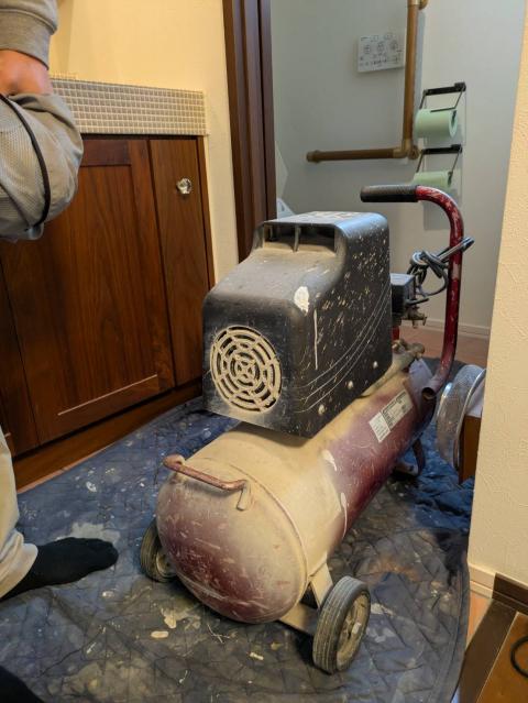品川区小山で洗面ボウルのリペアで使うコンプレッサー写真