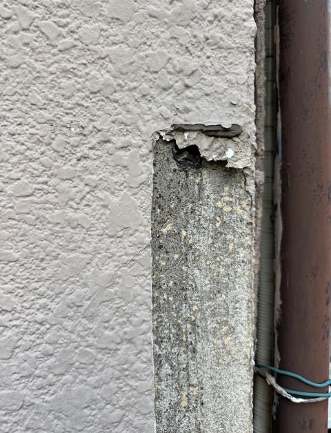 エアコンの外壁金物を撤去した壁の様子