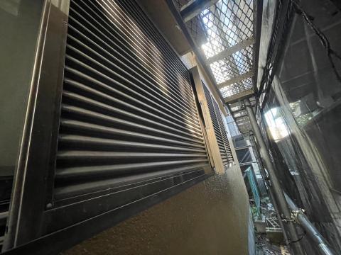 品川区東大井で外装改修工事中の雨戸塗装