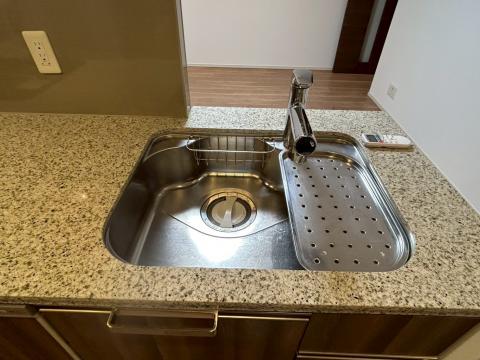 品川区小山台で賃貸マンション退去後のクリーニングキッチンシンクの写真