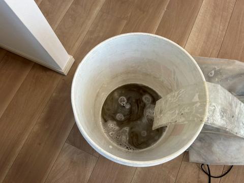 品川区小山台の賃貸マンションエアコン内部洗浄後の汚れた水写真