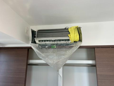 品川区小山台で賃貸マンション退去後のエアコン内部洗浄写真