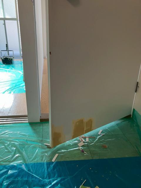 武蔵小山賃貸マンションのドアの塗料で養生した写真