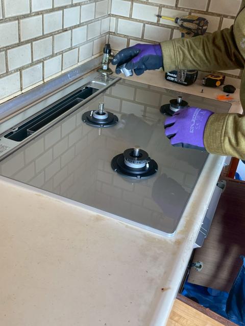 西小山でガスコンロを新しい物に交換している写真