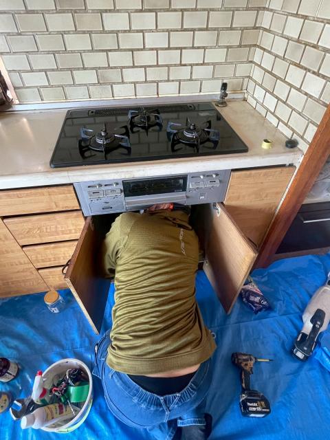 見西小山でガスコンロ交換のため養生して工事している写真