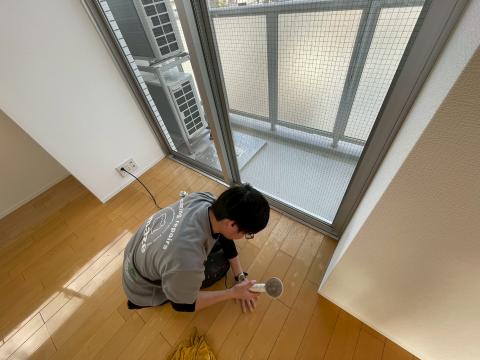 目黒区目黒本町のマンションでフローリングの劣化傷のリペアの写真