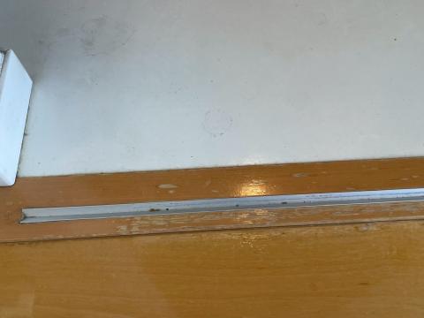 目黒区目黒本町マンションフローリング引き戸のところの劣化傷写真