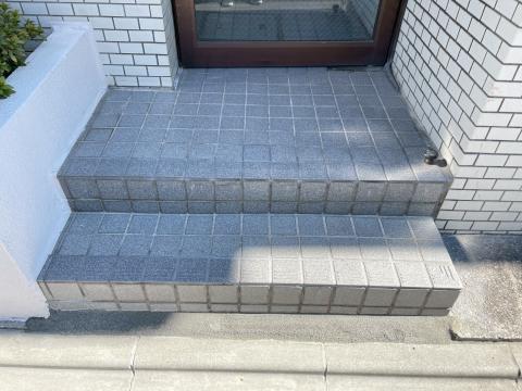 武蔵小山のマンションで入り口割れたタイル交換完了した全体写真