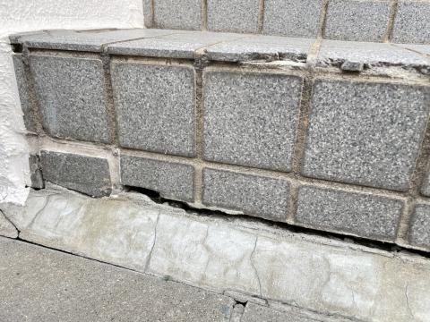 武蔵小山マンション入り口タイル割れを大きく撮った写真