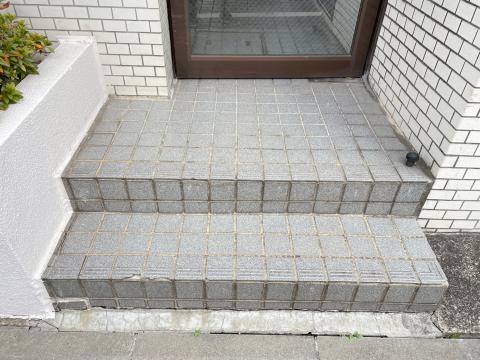 武蔵小山のマンション共用部入り口タイル割れ既存の写真