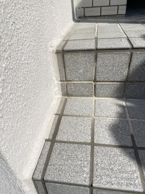 武蔵小山のマンションで入り口の割れたタイルを交換した写真