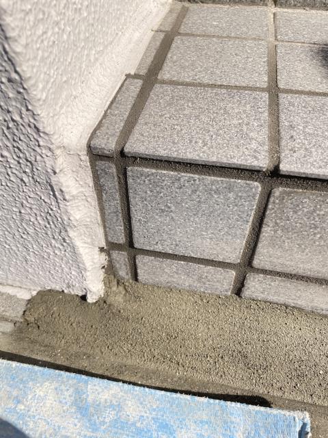 武蔵小山のマンション入り口で交換したタイルを大きく撮った写真