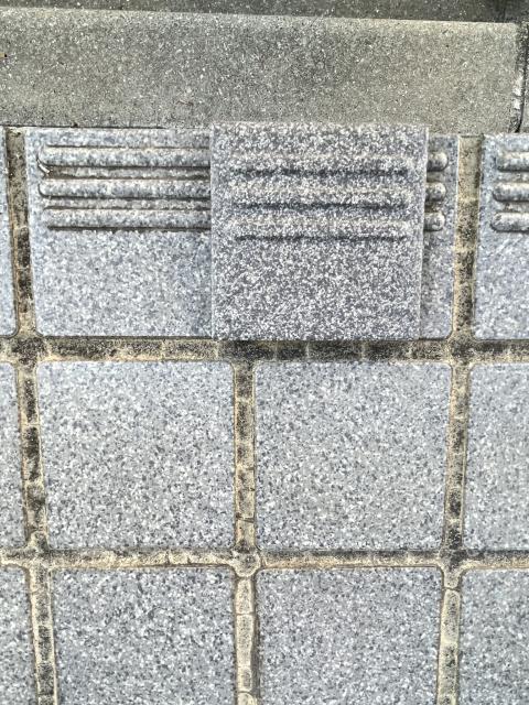 武蔵小山のマンションで近似のタイルで補修する写真