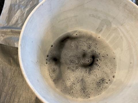 品川区五反田のトレーニングスタジオでエアコン洗浄後の汚水の写真