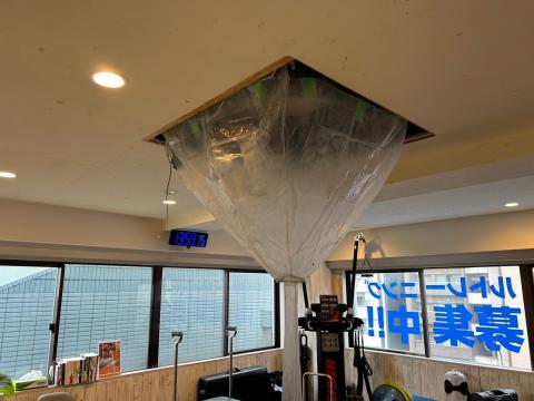 品川区五反田のトレーニングスタジオで天井型エアコン内部洗浄している写真