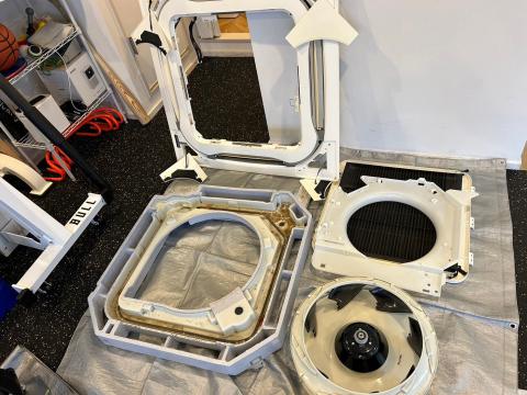 品川区五反田のトレーニングスタジオさんの天井型エアコン分解後の写真