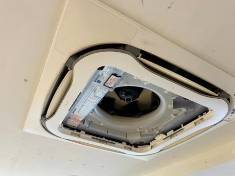 品川区西五反田のトレーニングスタジオセオリーさんのお店の天井型エアコンの写真