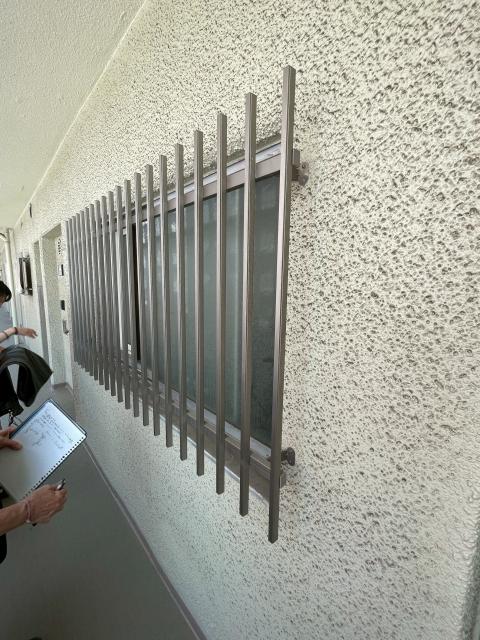 品川区小山台の築年数の古いマンションの窓現地調査の写真2
