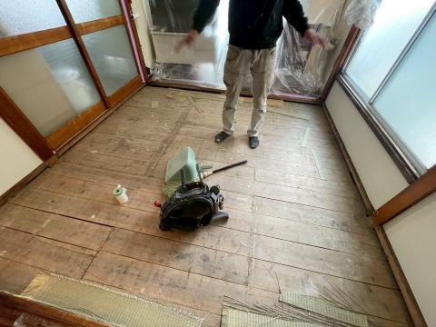 目黒区原町で既存の下地を外して修理する写真