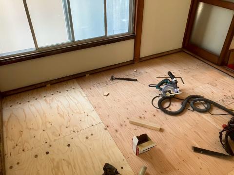 目黒区原町で畳の床下を修理している写真