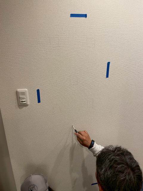 品川区大崎のマンションの廊下に姿見をつける壁に目印をしている写真