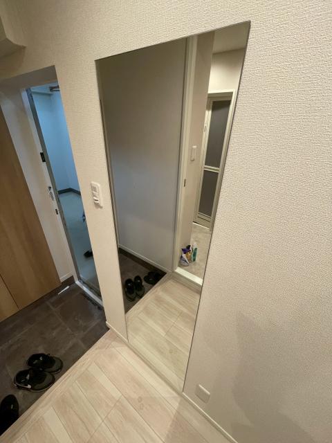 品川区大崎のマンションの廊下で姿見設置工事完成の写真