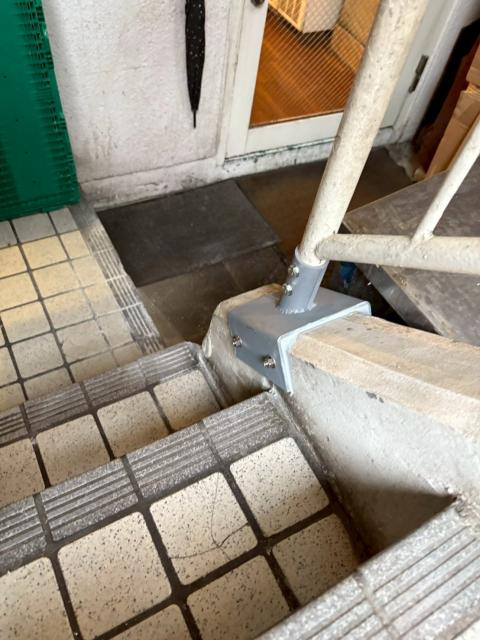 品川区西五反田で店舗ビル所有のオーナー様から手摺の補強工事完成写真1
