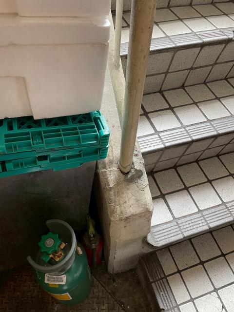 品川区西五反田で店舗ビル所有のオーナー様から手摺の補強工事ご依頼既存写真1