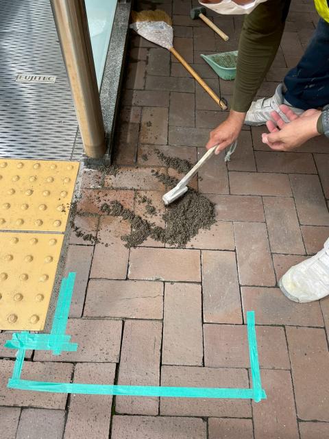 品川区内にある某駅の破損した床タイル補修工事の仕上がり写真