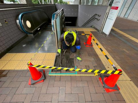 品川区内にある某駅の床タイル破損既存の写真