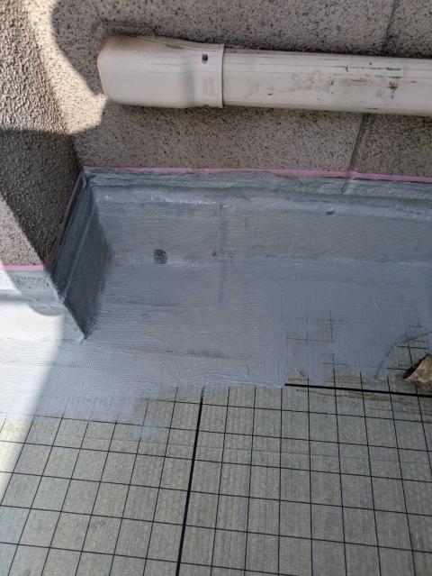 品川区大井のベランダ防水工事１日目で防水材１層目写真1