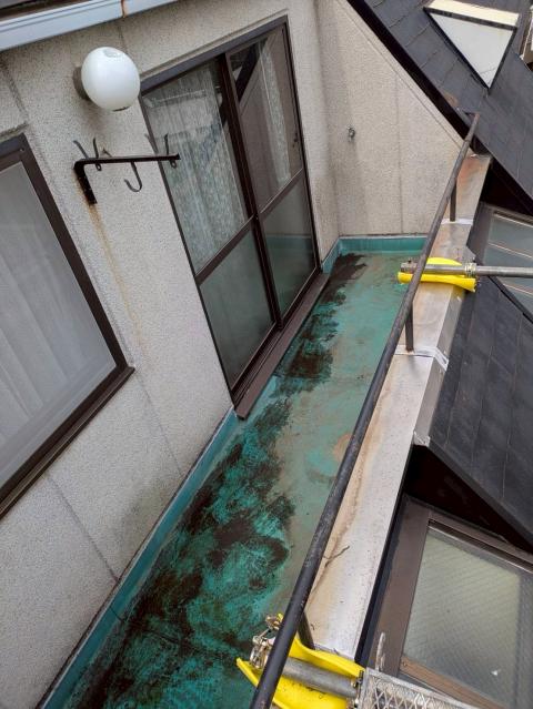 品川区大井のお客様宅でベランダ防水工事前の残置物撤去をする写真