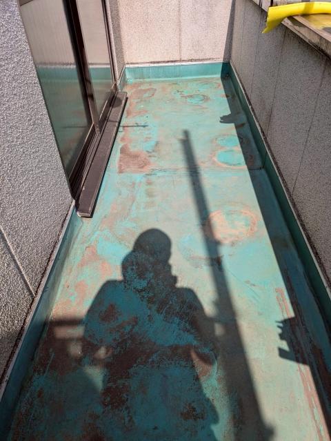 品川区大井のお客様宅でベランダ防水工事前の残置物撤去をした写真1