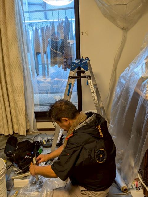 品川区小山ダイキンエアコンダストボックスを開けている写真