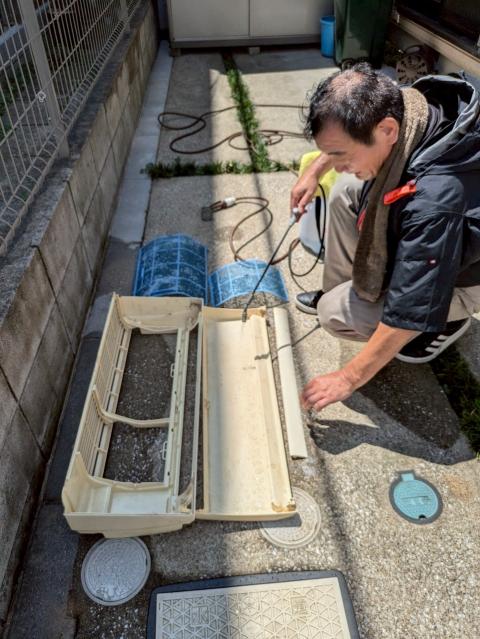 品川区小山で三菱エアコンクリーニング部品の洗浄写真