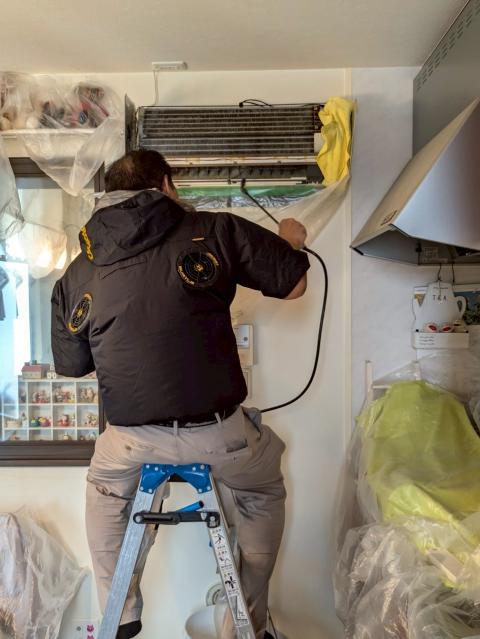 品川区小山で三菱エアコンクリーニング洗浄中の写真1