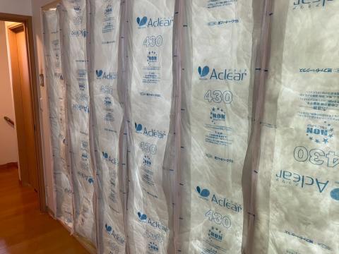 品川区小山台で1部屋を2部屋に改築工事する断熱材を使用した写真