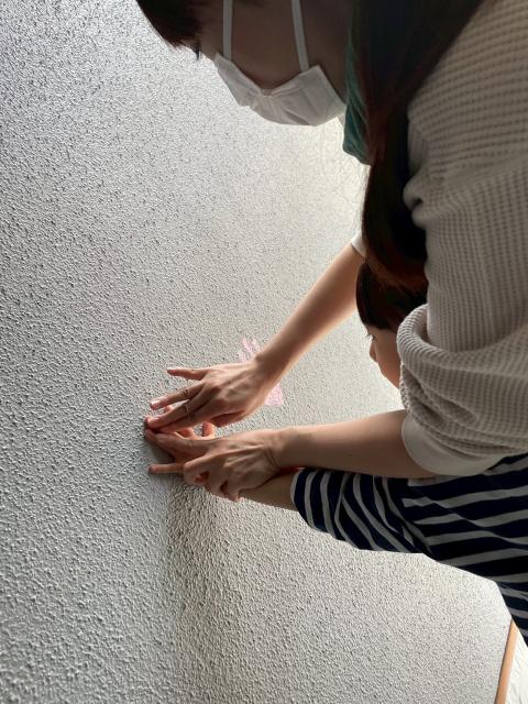 品川区武蔵小山で外壁塗装終盤にお子様たちの壁に手形アートの写真