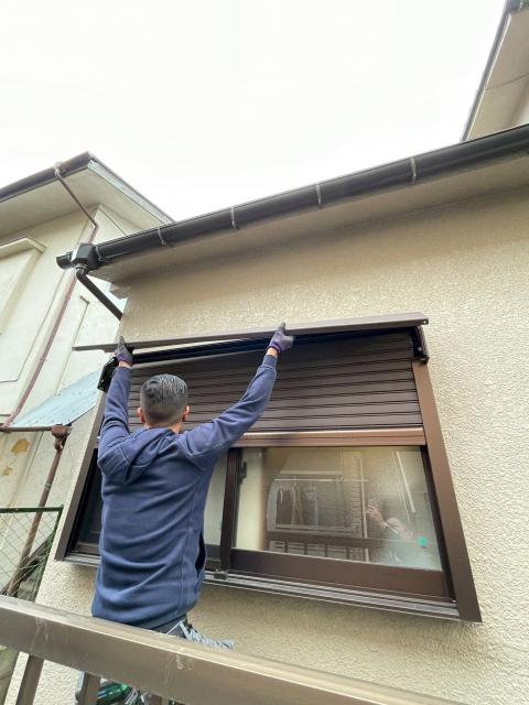 品川区武蔵小山で電動シャッターの修繕調査で作業員が確認している写真2