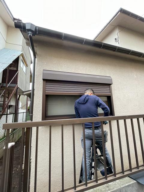 品川区武蔵小山で電動シャッターの修繕調査で作業員が点検している写真
