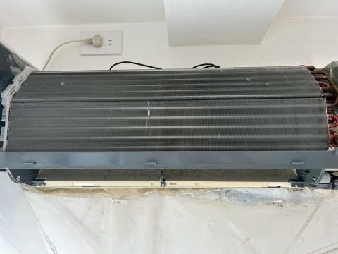 品川区武蔵小山にある賃貸マンションのエアコン洗浄前の写真