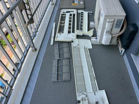 武蔵小山賃貸マンションでエアコン洗浄前の部品取り外し写真
