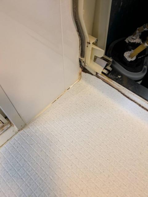 品川区武蔵小山のマンションのお風呂場コーキング打ち替え工事前の写真