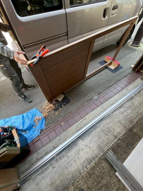 品川区西小山の居酒屋さんの入り口扉のレールを交換している写真