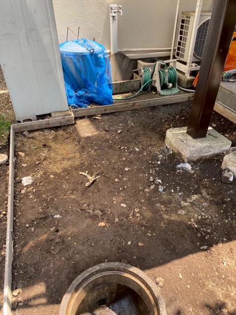 品川区旗の台で庭部分に電動車椅子置き場土間工事前写真2