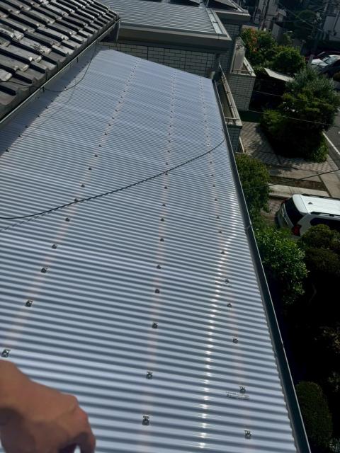 品川区のベランダ波板屋根工事の追加ビスの写真1