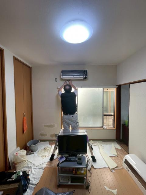 品川区小山台で寝室の壁一面張替え作業中写真1